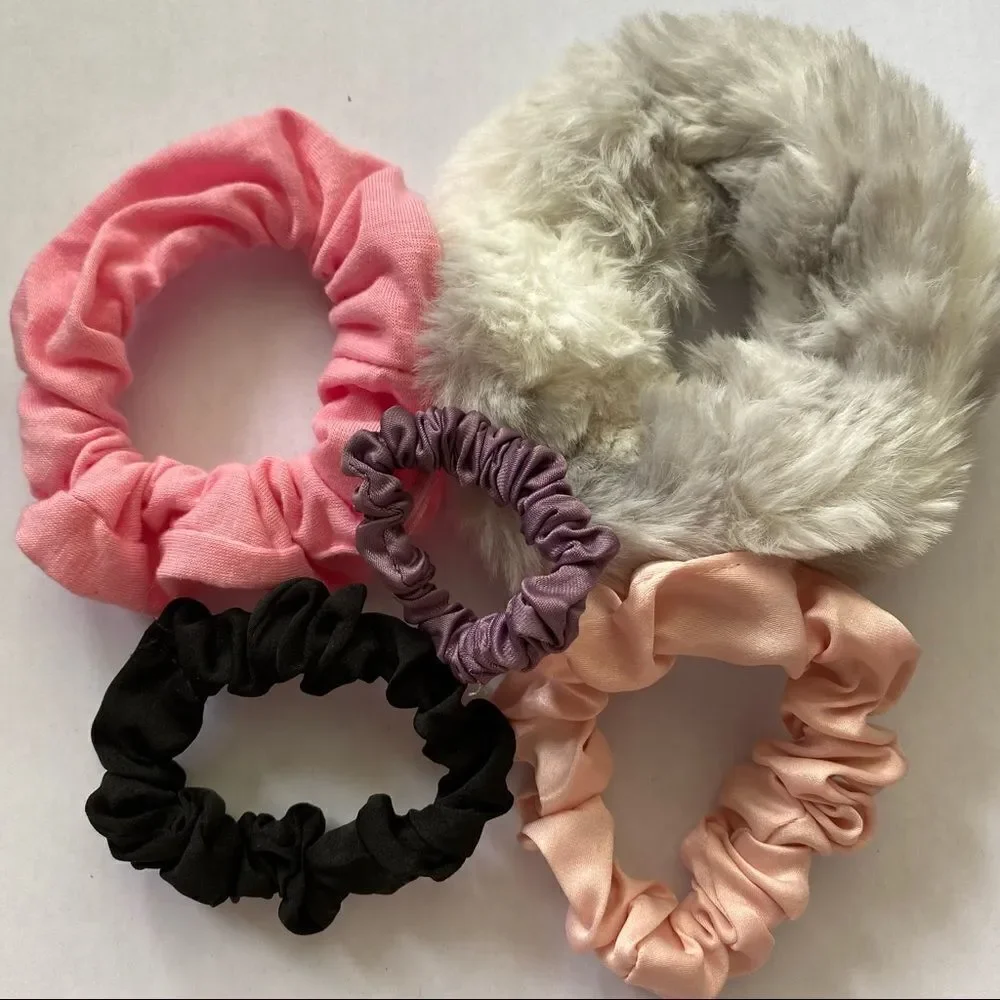 𝅺Set of 5 Scrunchies